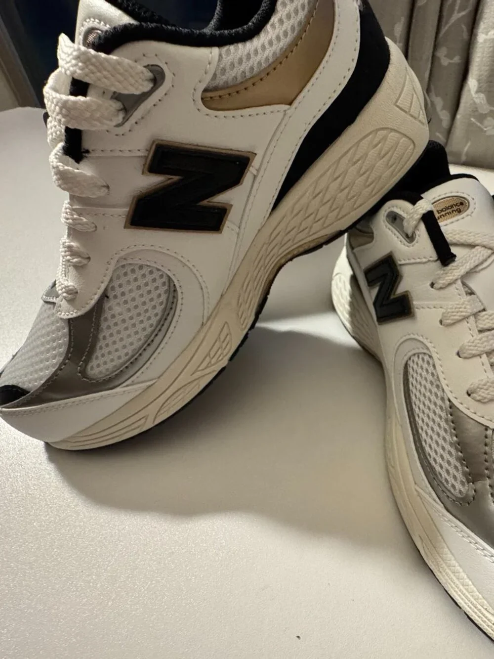 New Balance 2002R White Black Sneakers NWB Youth 6 Women's 7.5-8